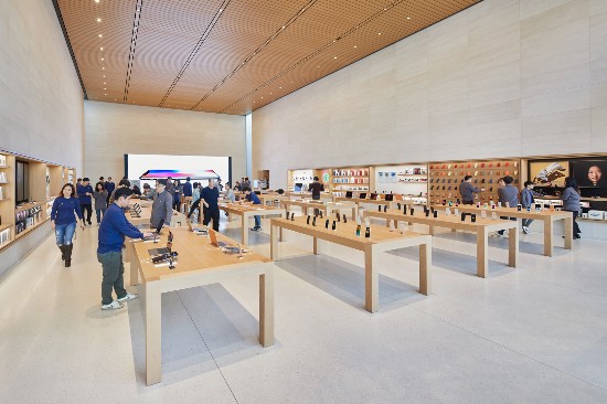 Seoul-Apple-Garosugil-In-Store-01242018 - Edited