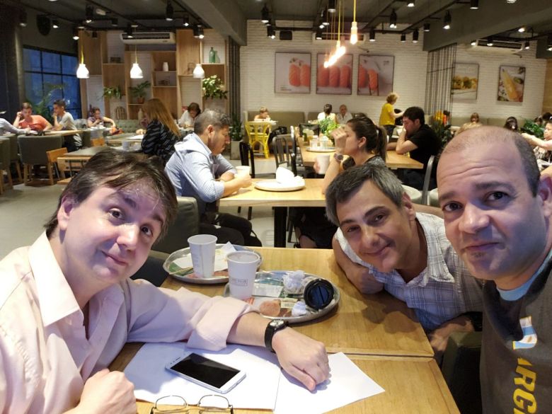 photo5121143597742270457